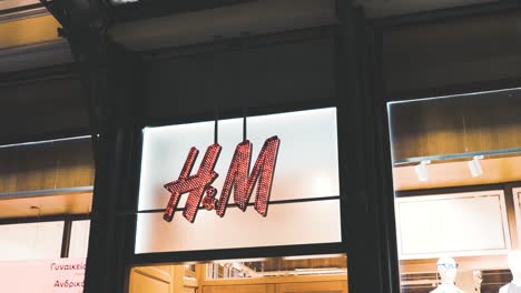Logotipo-De-H-Y-M-Iluminado-Sobre-La-Entrada-De-La-Tienda-Calle-Ermou