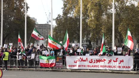 30-De-Noviembre-De-2022---Irán-Protesta-Frente-A-Las-Casas-Del-Parlamento-En-La-Plaza-Del-Parlamento