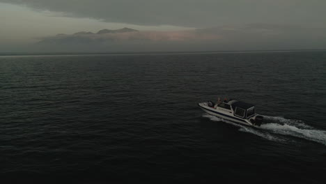 Motorboot-In-Den-Weiten-Des-Pazifischen-Ozeans