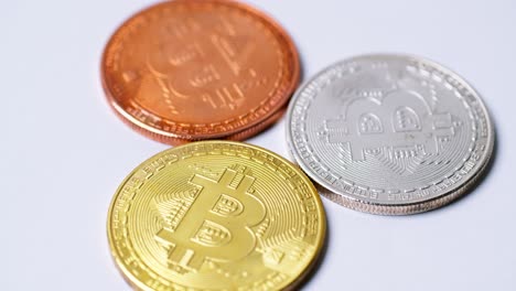 Monedas-Bitcoin-En-Rotación-Sobre-Fondo-Blanco