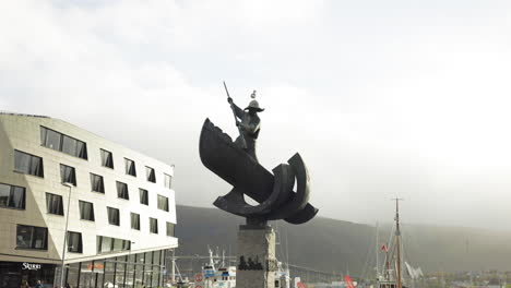 Arktisches-Jägerdenkmal-Auf-Der-Insel-Tromso-In-Norwegen