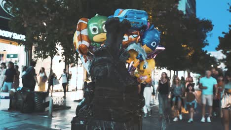 Verkäufer,-Der-Heliumballons-Für-Kinder-Auf-Der-Ermou-Straße-In-Der-Mitte-Des-Weitwinkels-Verkauft