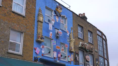 Harry-Potter,-Big-Ben,-And-Statue-Of-Liberty-Icons-On-The-Exterior-Facade-Of-A-Store-Building-In-Camden-Town-In-London,-England
