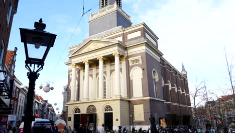 Tiro-Inclinado-Hacia-Arriba-De-La-Hermosa-Iglesia-Moderna-En-Leiden-Llamada-Iglesia-Hartebrugkerk-Durante-El-Día-Soleado