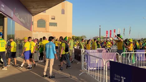Brasilianische-Fan-Fußballmannschaft-Spielt-Fröhlich-Musik,-Tanzt,-Singt-Gemeinsam-Mit-Der-Fußballmannschaft-In-Doha,-Katar
