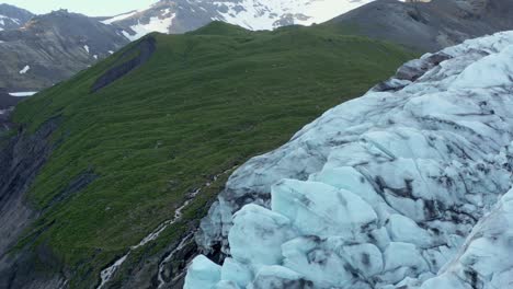 Grüner-Grasberg-Neben-Dem-Zerklüfteten-Falljökull-gletscher-In-Island,-Aus-Der-Luft