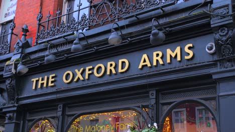Vorderfassade-Des-Oxford-Arms-Traditionellen-Irischen-Pubs-Entlang-Der-Camden-High-Street-In-Camden-Town,-London,-Großbritannien