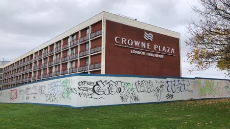 El-Crowne-Plaza-Se-Utiliza-Como-Hotel-Para-Inmigrantes-En-Heathrow,-Londres-20