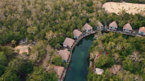 Drohne-Tilt-Shot-Panoramablick-Auf-Zamna-Hotel-Resort,-Mexiko