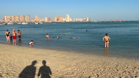Ein-Paar-Familien-Und-Alleinstehende-Frau-Genießen-Es,-In-Doha-Nackt-Im-Meer-Am-Katara-Beach-Zu-Schwimmen.-Freitauchen-An-Einem-Sicheren-Und-Ruhigen-Sonnentag,-Ideal-Zum-Sonnenbaden-In-Einer-Wunderschönen-Meereslandschaft