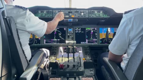 Piloten-Im-Cockpit-Einer-Boeing-787-Dreamliner-Führen-Einen-Flug-Nach-Europa-Durch