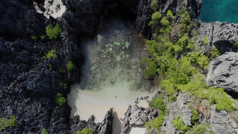 Luftaufnahme-Von-Oben-Auf-Den-Geheimen-Strand-In-El-Nido,-Palawan