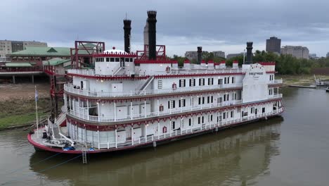 Hollywood-Casino-gambling-riverboat-on-Mississippi