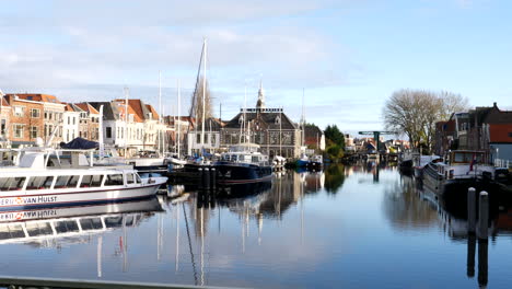 Toma-Panorámica-De-Hermosos-Canales-Con-Botes-De-Estacionamiento-En-El-Puerto-De-La-Ciudad-De-Leiden,-Países-Bajos