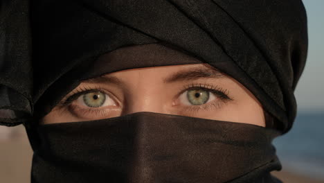 Mujer-Joven-En-Hiyab-Abre-Sus-Ojos-Verdes-Y-Mira-El-Retrato-De-La-Cámara-De-Cerca