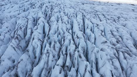 Zerklüftete-Oberfläche-Des-Eisigen-Gletschers-In-Island,-Virkisjökull,-Antenne
