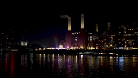 Ein-Blick-Bei-Nacht-Von-Battersea-Power-Station-Gesehen-Von-Grosvenor-Mit-Sich-Nähernden-Flussboot