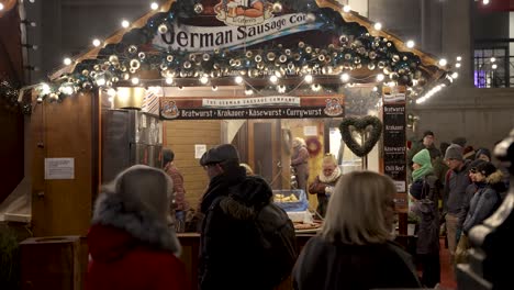 Deutscher-Wursthüttenstand-Auf-Dem-Weihnachtsmarkt-Auf-Dem-Trafalgar-Square-In-Der-Nacht-In-London
