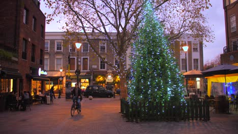 árbol-De-Navidad-Iluminado-En-El-Tranquilo-Barrio-De-Notting-Hill-Durante-La-Puesta-De-Sol-En-El-Oeste-De-Londres,-Reino-Unido