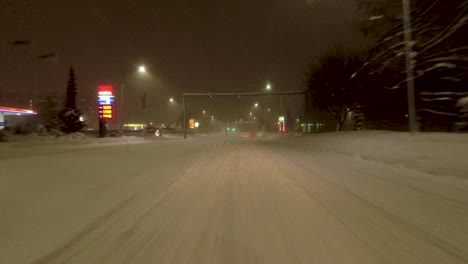 Pov-Erschossen-Reisen-Durch-Die-Schneebedeckten-Straßen-In-Helsinki,-Finnland
