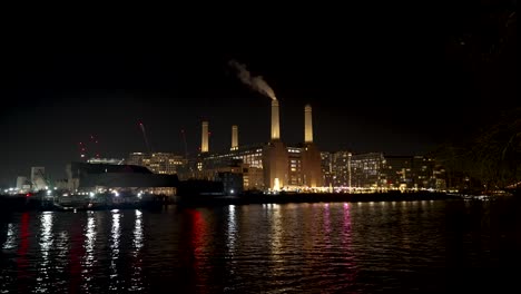 Ein-Blick-Auf-Das-Kraftwerk-Battersea-Bei-Nacht-Von-Grosvenor-Aus