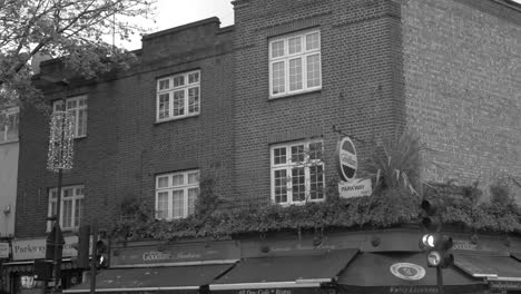 Viktorianisches-Stil-Terrassenförmig-Angelegtes-Architekturwohnungsgebäude-Aus-Rotem-Backstein-Im-Königlichen-Bezirk-Von-Chelsea-Und-Kensington-Mit-Fenstern-In-London,-Vereinigtes-Königreich