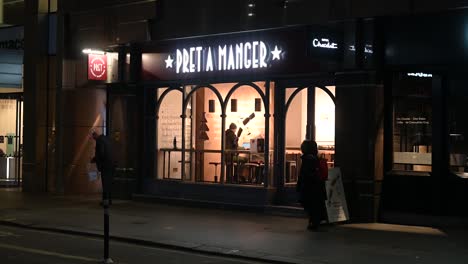 Early-Morning-Coffee-In-Pret-A-Manger,-Bank,-London,-United-Kingdom