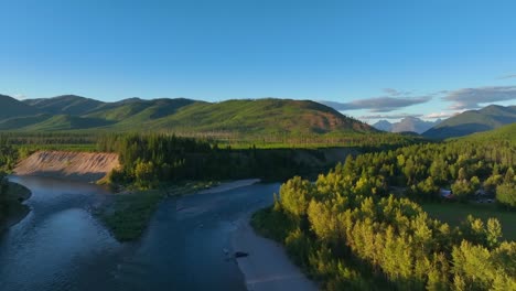 North-Fork-Flathead-River,-Berge-Und-Dichter-Wald-Im-Sommer-In-Montana,-USA