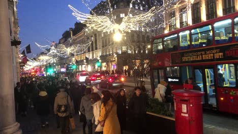 Weihnachtseinkäufer-Gehen-Entlang-Der-Oxford-Street-Im-Zentrum-Von-London,-Uk