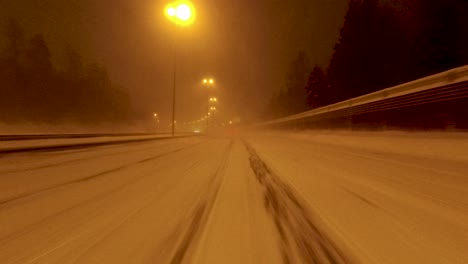 Pov-Shot-Auf-Der-Autobahn-In-Helsinki,-Die-Vollständig-Mit-Schnee-Bedeckt-Ist
