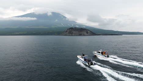 Dos-Barcos-Navegan-Hacia-Una-Isla-En-El-Océano-Pacífico