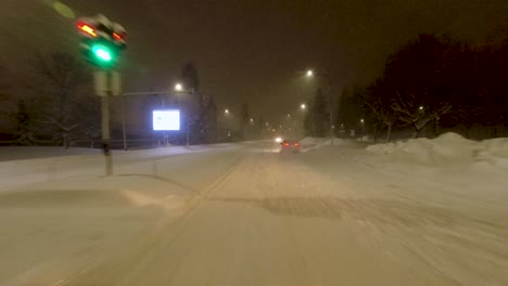 Tiro-Pov-Viajando-A-Lo-Largo-De-Un-Camino-Cubierto-De-Nieve-Después-De-Una-Tormenta-De-Nieve,-Helsinki