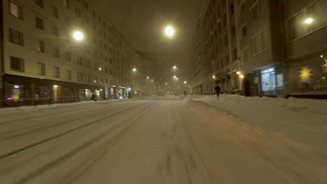 Pov-Reisende-Aufnahme-Durch-Die-Innenstadt-Von-Helsinki-Mit-Leuten,-Die-Auf-Dem-Schnee-Laufen