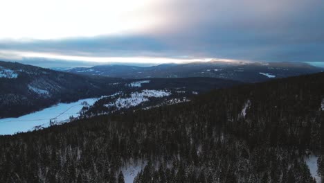 Winterliche-Schönheit-Von-Oben:-Schöne-Drohnenrückzugsaufnahme-Weitläufiger,-Baumbedeckter-Berge-In-Der-Thompson-nicola-region,-Bc,-Kanada