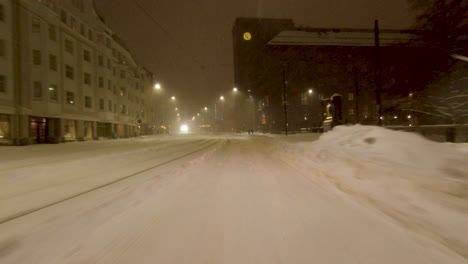 Toma-Pov-Conduciendo-Por-El-Centro-De-Helsinki-Después-De-Una-Fuerte-Tormenta-De-Nieve