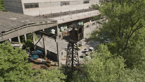 Atalaya-Oxidada-En-El-Almacén-Industrial-Abandonado-De-La-Fábrica-De-Chiatura