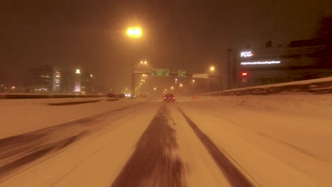 POV-Aufnahme-Nach-Einem-Auto,-Das-Auf-Einer-Schneebedeckten-Autobahn-In-Helsinki-Schnee-Aufsammelt