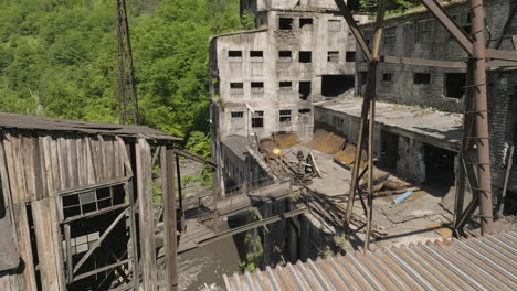 Desolate-Betongebäude-Der-Verlassenen-Bergbaufabrik,-Georgia