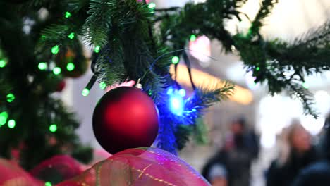 Kommen-Sie-In-Die-Londoner-Kings-Cross-Station-Und-Sehen-Sie-Den-Atemberaubenden-Weihnachtsbaum,-Vereinigtes-Königreich