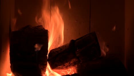 Llama-De-Fuego-Quemando-Madera-En-La-Chimenea-En-Casa-Durante-La-Fría-Temporada-De-Invierno