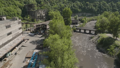Brücke-über-Den-Fluss,-Die-Zum-Verlassenen-Minenkomplex-Der-Chiatura-Fabrik-Führt