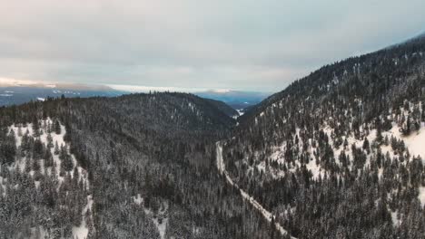 Mystischer-Winter:-Schöne-Drohnen-Rückzugsaufnahme-Von-Bewölkten,-Nebligen,-Baumbedeckten-Bergen-In-Der-Region-Thompson-Nicola,-BC,-Kanada