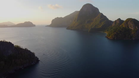 Drone-shot-revealing-tropical-islands-in-El-Nido,-Palawan