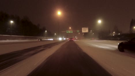 Toma-Pov-Conduciendo-En-Una-Concurrida-Carretera-Cubierta-De-Nieve-En-Helsinki