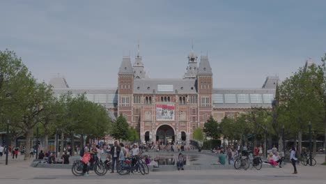 General-slow-motion-shot-of-the-Rijksmuseum-located-in-the-Museumplein-Park-in-Amsterdam,-The-Netherlands