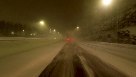 POV-Aufnahme-Beim-Fahren-Auf-Einer-Verschneiten-Autobahn-Bei-Sehr-Schlechter-Sicht-In-Helsinki