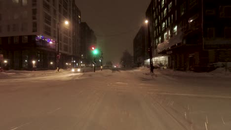 Tiro-De-Conducción-Pov-Con-Peatones-Cruzando-La-Calle-En-Una-Fuerte-Tormenta-De-Nieve