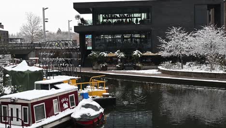 Next-to-the-Swan-Boat-and-Granary-Sqaure-in-the-Snow,-London,-United-KIngdom