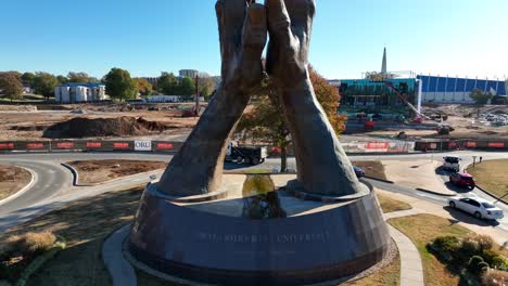 Denkmal-Für-Betende-Heilende-Hände-An-Der-Oral-Roberts-University
