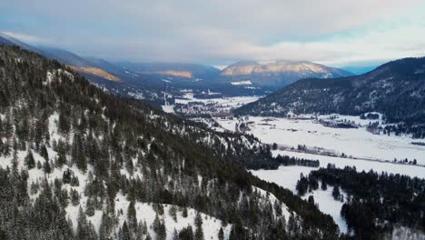 Winter-Sonnenuntergangszauber:-Kamerafahrt-Seitwärts-über-Bewaldete-Berge-In-Der-Region-Thompson-Nicola,-BC,-Kanada-Mit-Leichten-Wolken